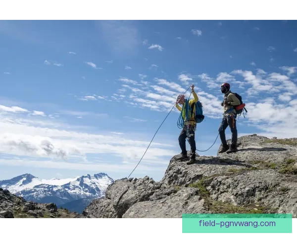 登山高手：征服山巅的无人能及力量